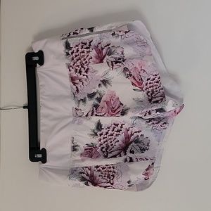 Athleta Run With it Short, size M